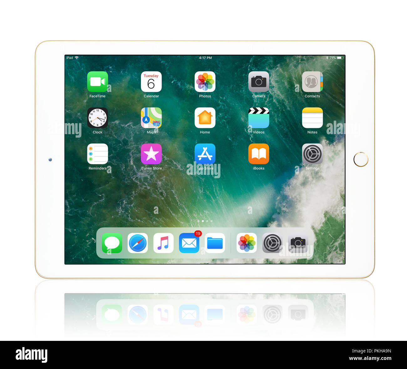 Kiev, Ucraina - Fabruary 6, 2018: nuovo di zecca bianco Apple iPad oro isolato su bianco con percorso di clipping, settima generazione di iPad, sviluppato da Apple Foto Stock