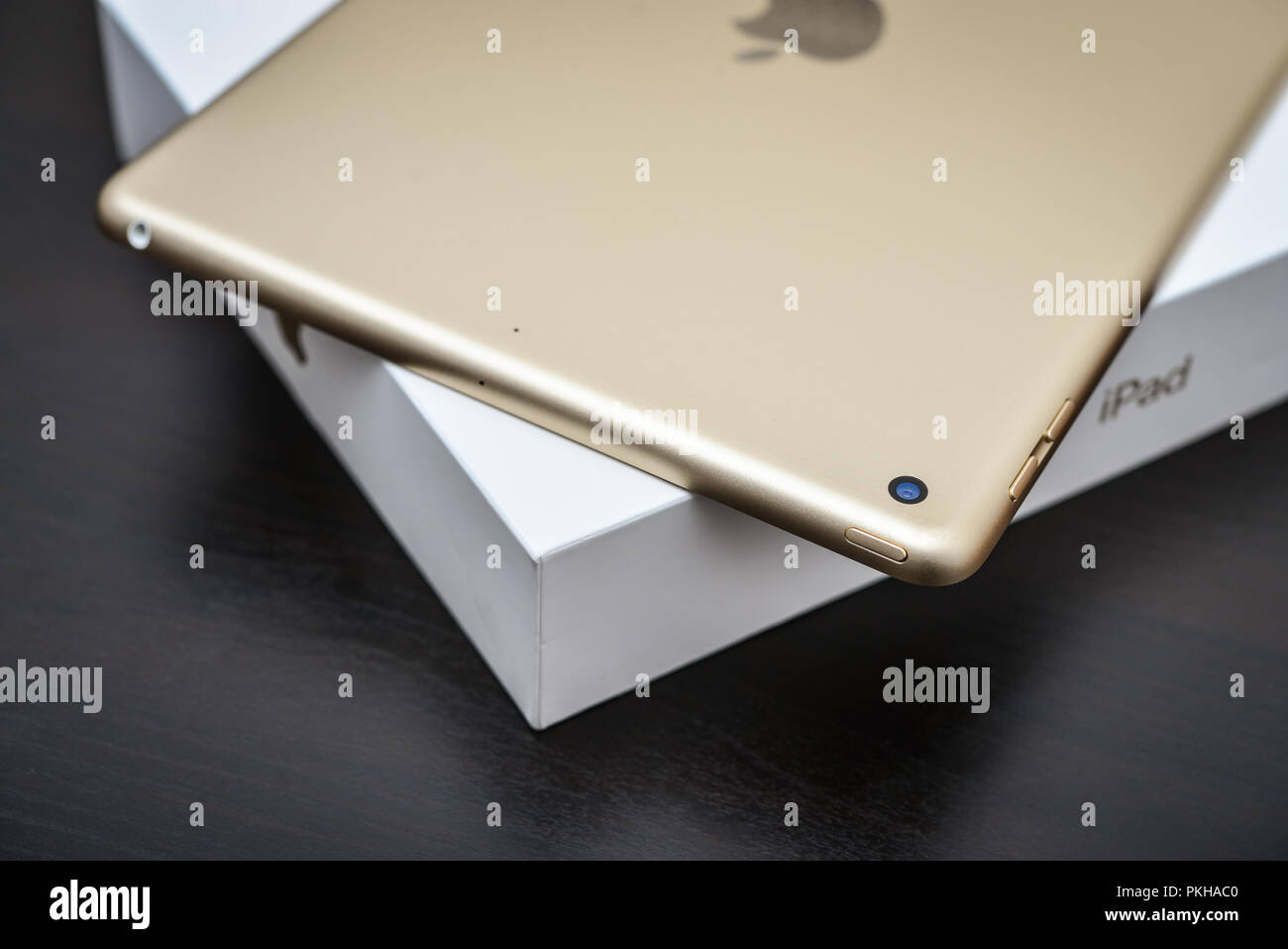 Kiev, Ucraina - Fabruary 6, 2018: nuovo di zecca bianco Apple iPad oro con scatola nera su sfondo di legno closeup, settima generazione di iPad, sviluppato b Foto Stock