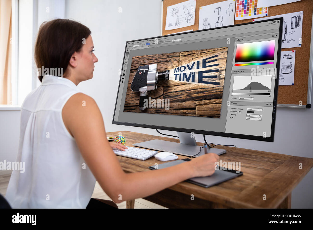 Designer femmina Modifica immagine in computer con tavoletta grafica Foto Stock