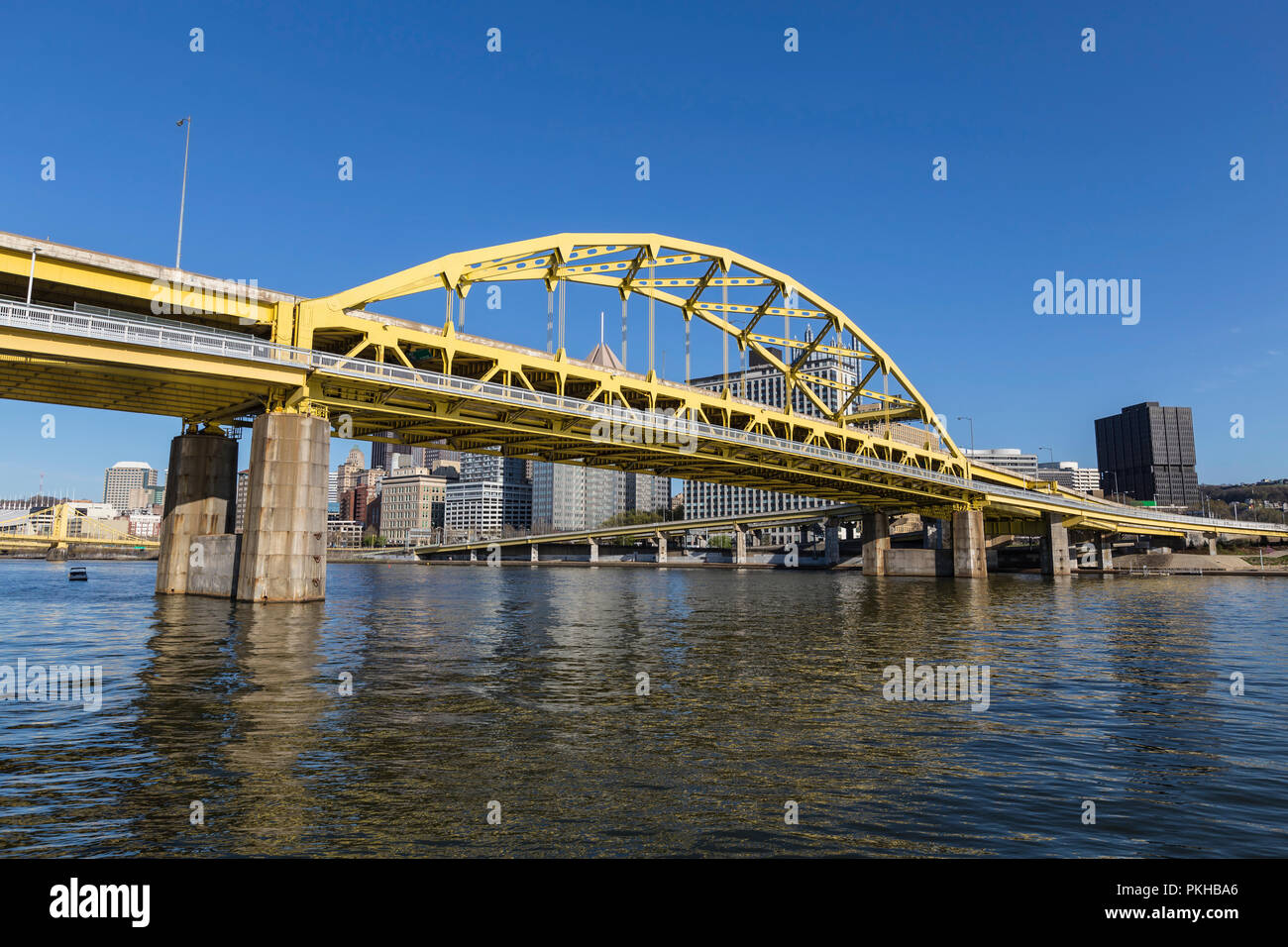 Il centro urbano e lungomare Route 279 ponte che attraversa il Allegheny e Ohio fiumi di Pittsburgh, in Pennsylvania. Foto Stock