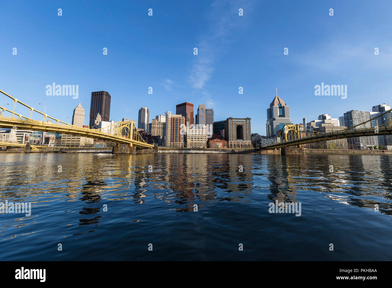 Downtown urban waterfront e ponti che attraversano il fiume Allegheny a Pittsburgh Pennsylvania. Foto Stock