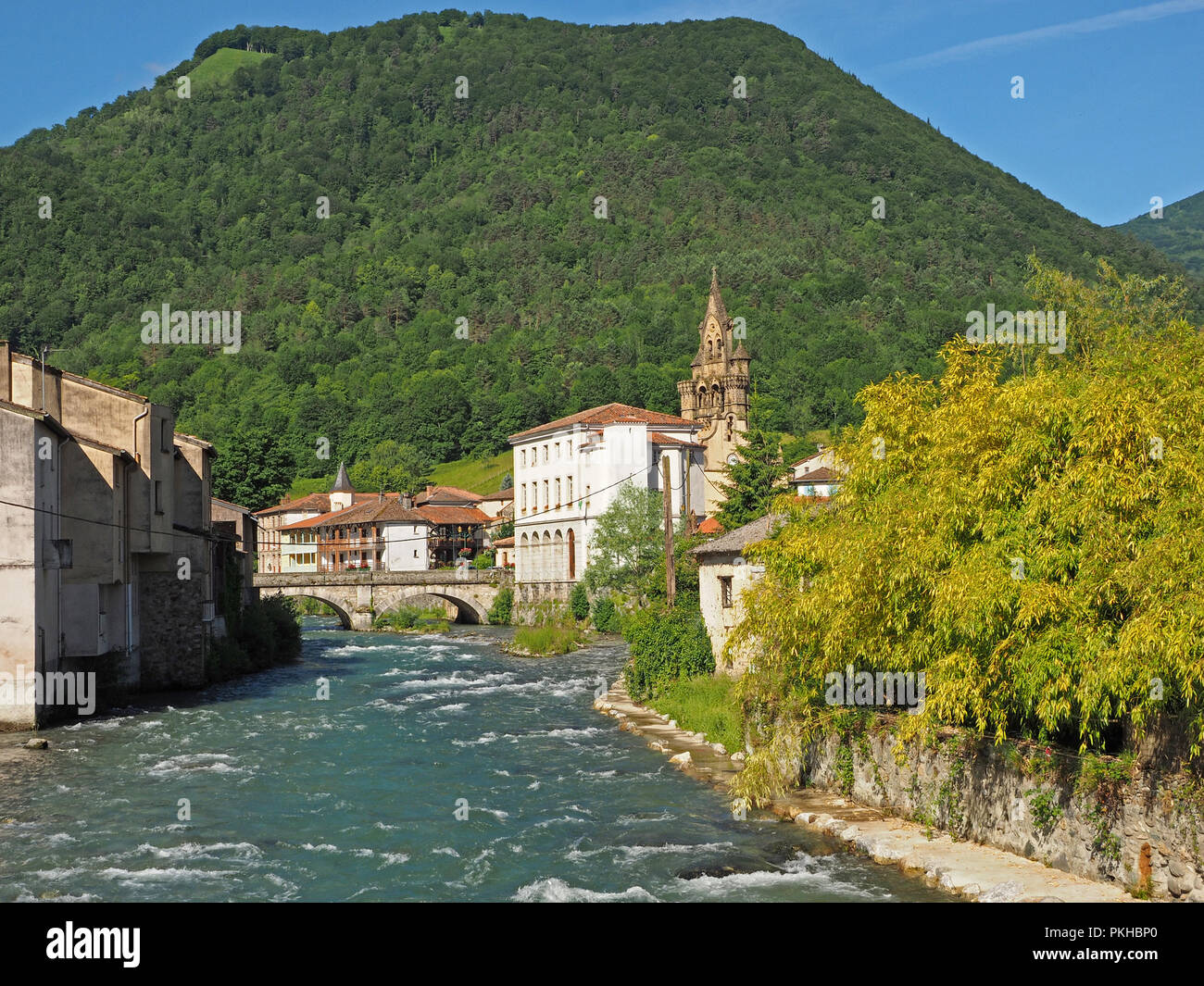 Visualizzare fino al fiume Salat verso la città di Seix e il suo ponte e la chiesa nell'Ariège, Pyrénées, Francia Foto Stock