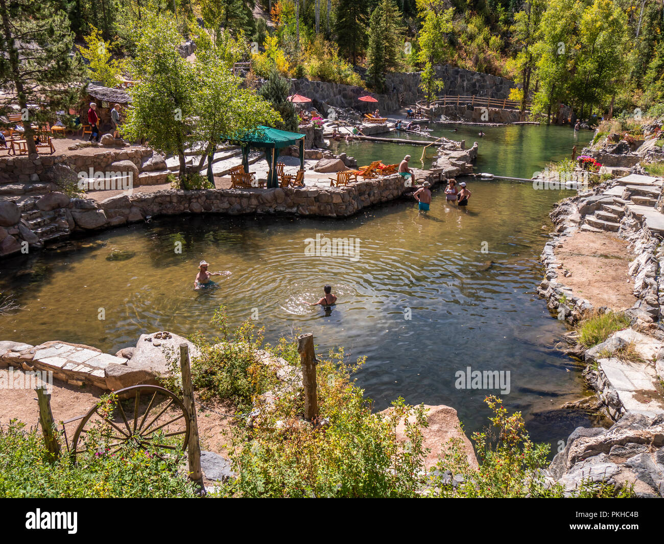 Bagnanti immergere in acqua calda, Strawberry Park Hot Springs, Steamboat Springs, Colorado. Foto Stock