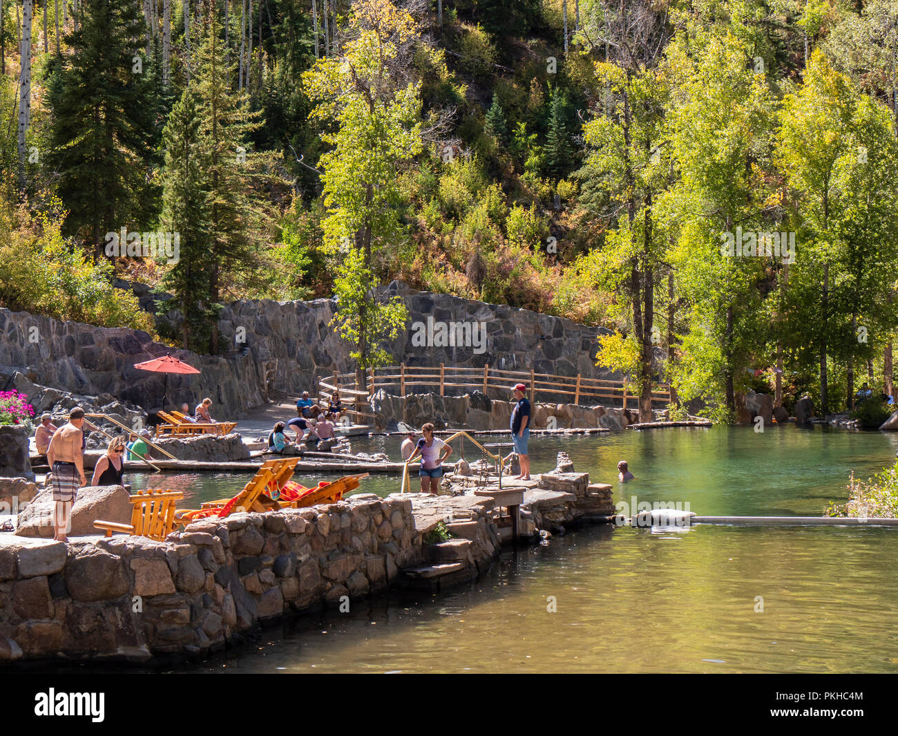 Bagnanti immergere in acqua calda, Strawberry Park Hot Springs, Steamboat Springs, Colorado. Foto Stock