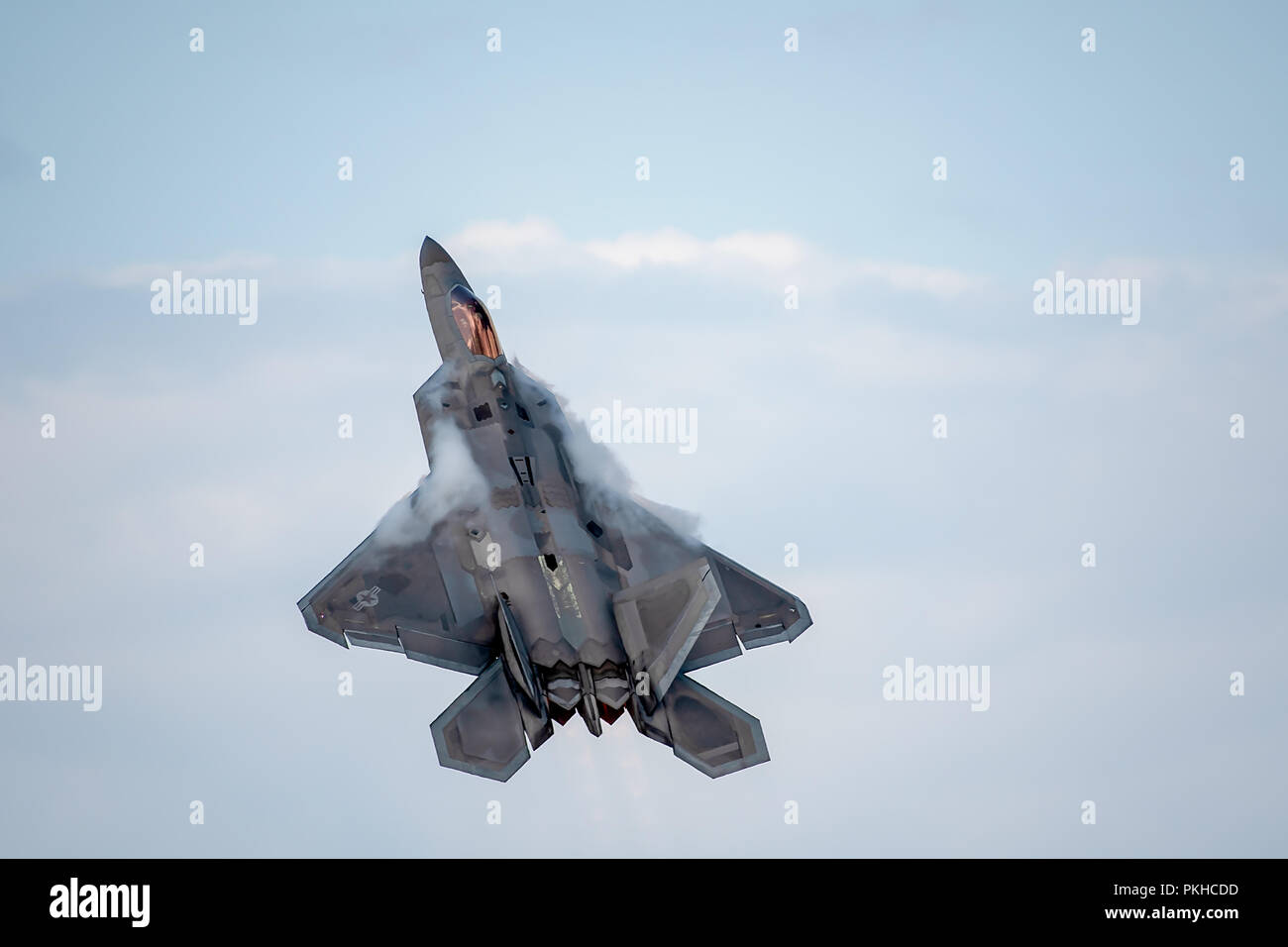 Oshkosh, WI - 28 Luglio 2018: un F-22 battenti con postbruciatore: creazione di contrails in corrispondenza di un'esibizione aerea. Foto Stock