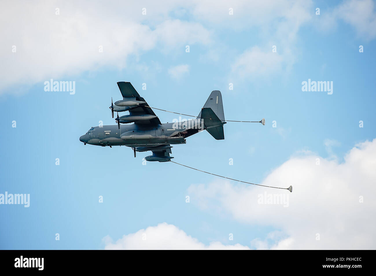 Oshkosh, WI - 28 Luglio 2018: UN MC-130P ombra di combattimento con le sue cialde di rifornimento estese in corrispondenza di un'esibizione aerea Foto Stock