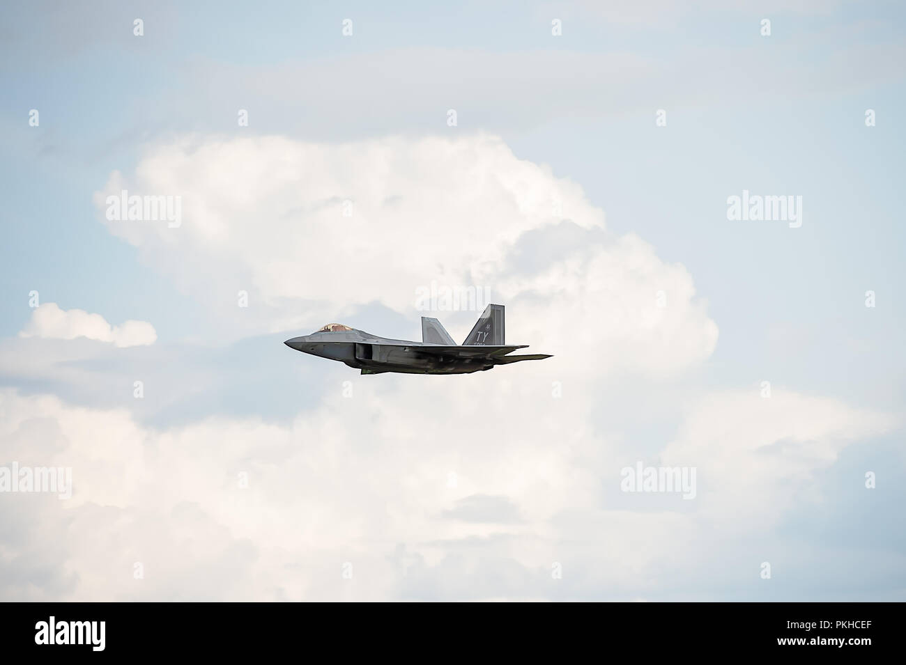 Oshkosh, WI - 28 Luglio 2018: un F-22 battenti con in un'esibizione aerea. Foto Stock