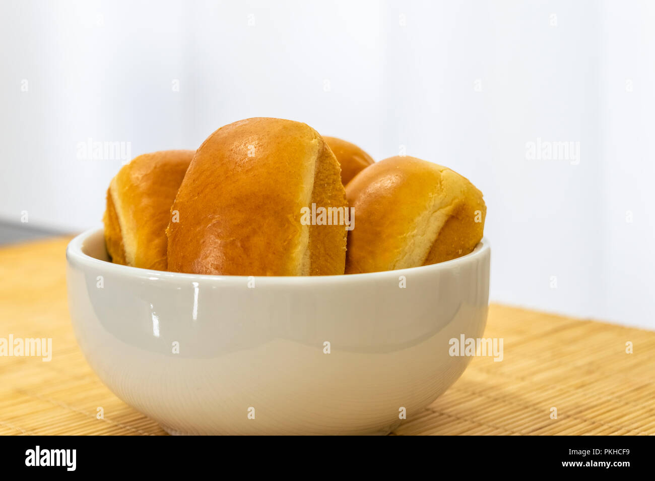 Ciotola bianca con pane isolato Foto Stock