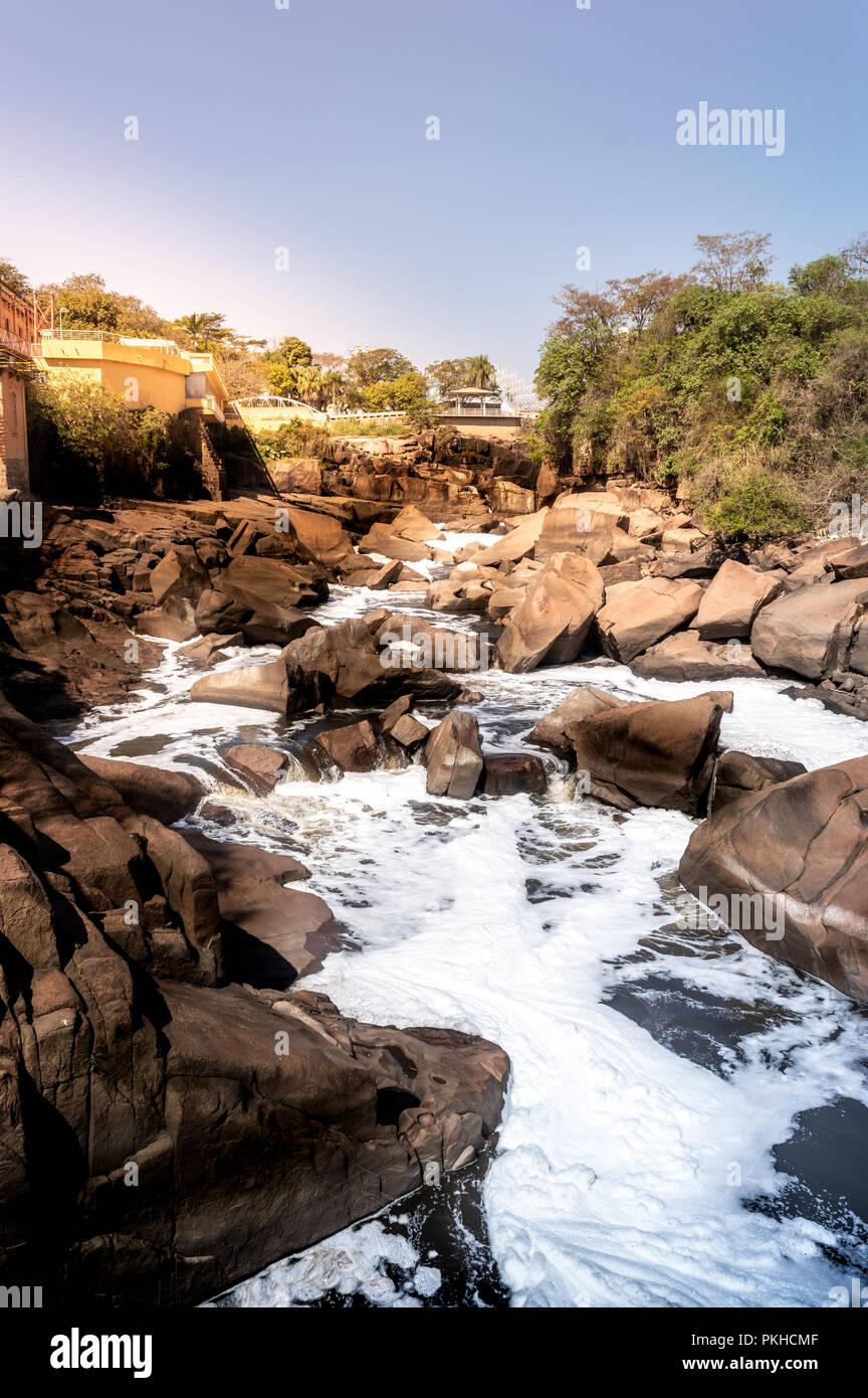 Salto/ SP/ Brasile - 8 Settembre 2018: una vista del 'Tietê' Fiume con una bassa portata di acqua a causa della stagione secca Foto Stock