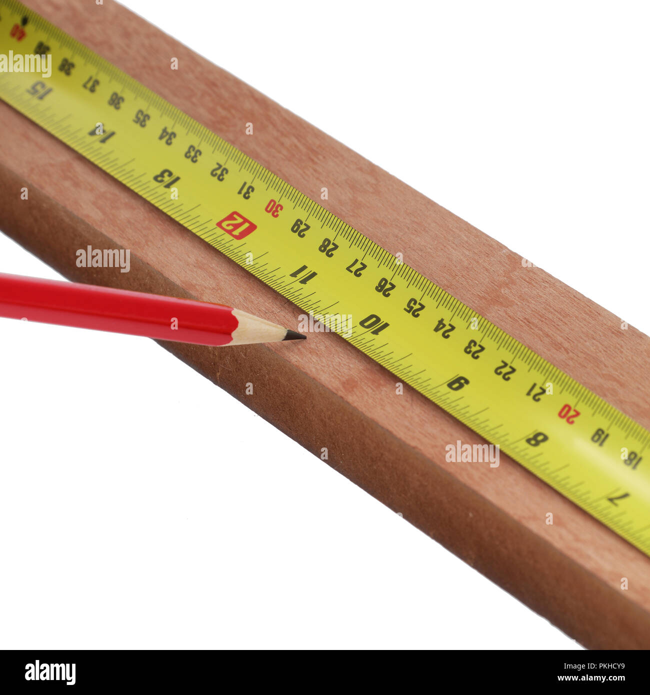 Matita in legno di marcatura con acciaio misura su sfondo bianco Foto Stock