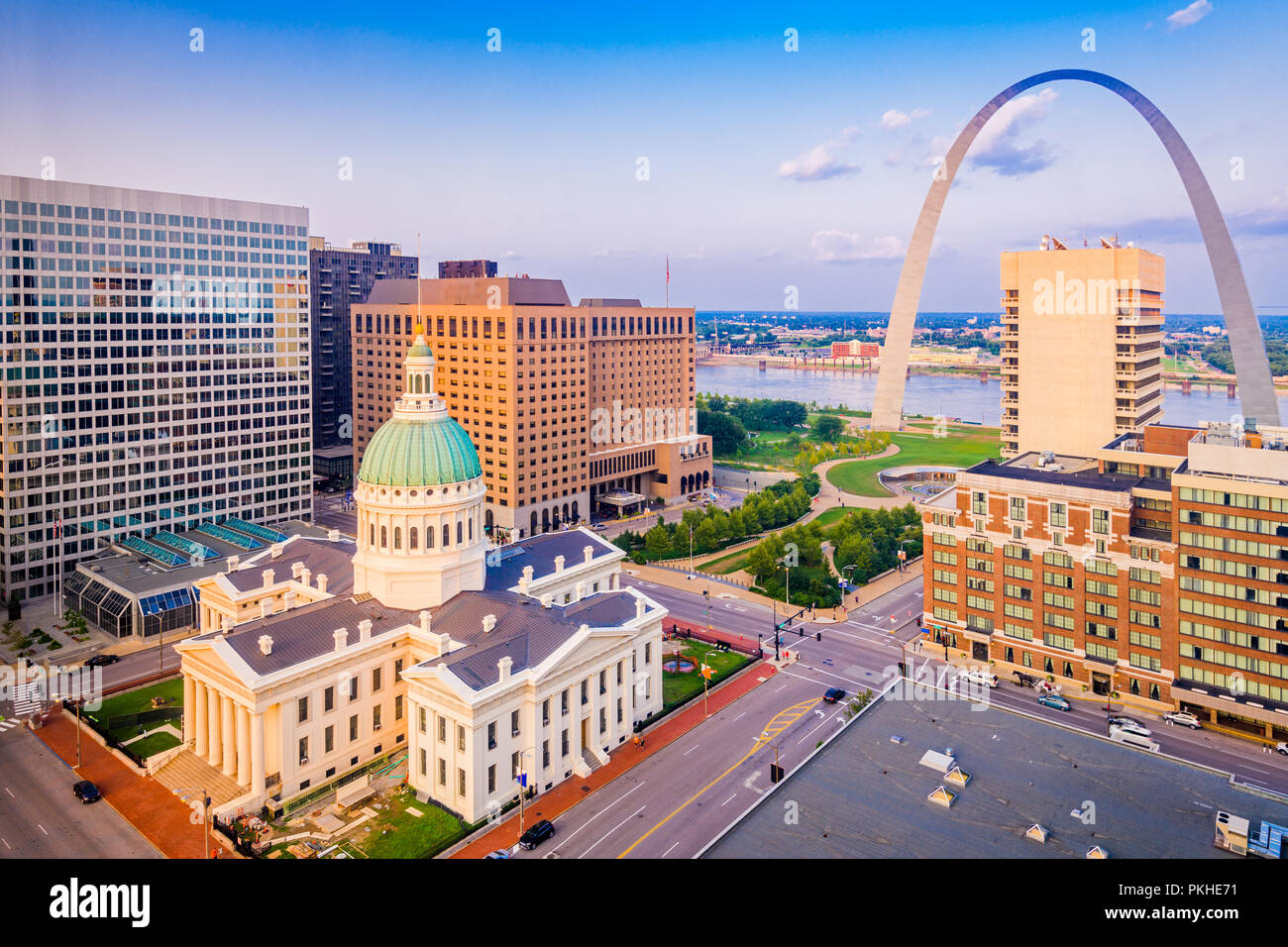 Louis, Missouri negli Stati Uniti d'America downtown cityscape con l'arco e il palazzo di giustizia al crepuscolo. Foto Stock