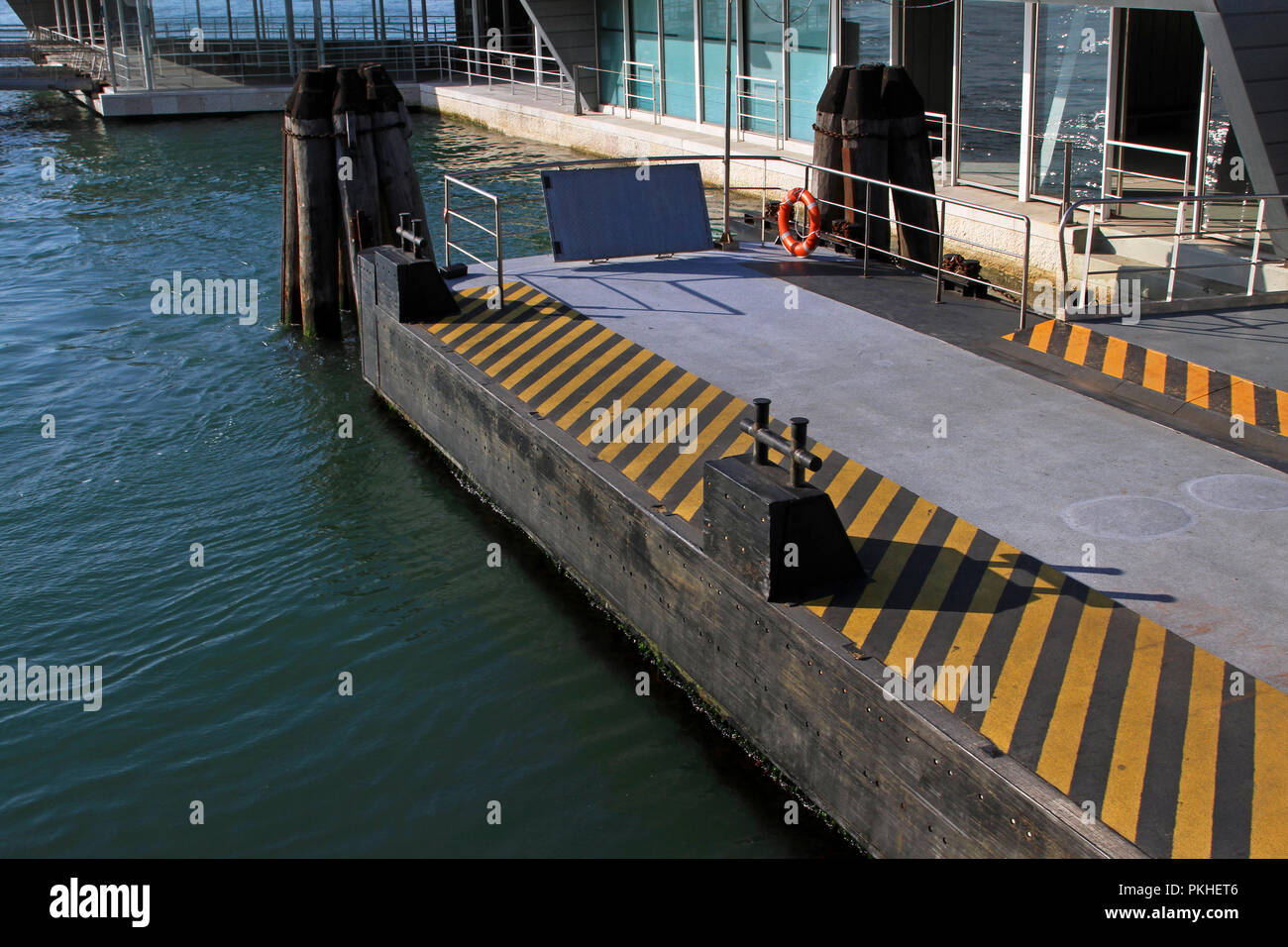 Pontile galleggiante pontile per attracco imbarcazioni di grandi dimensioni Foto Stock