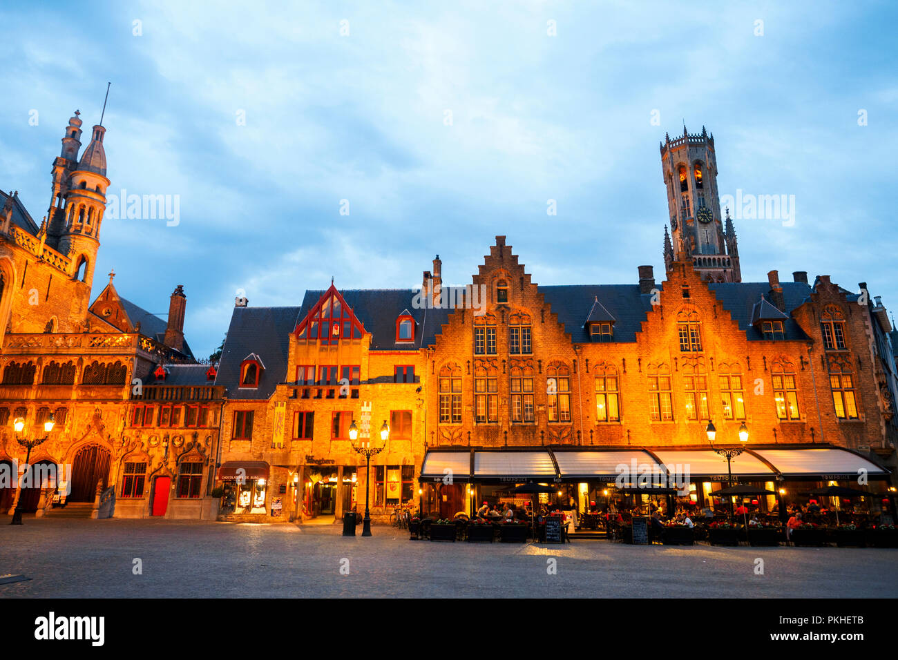 Piazza Burg e il campanile di notte - Bruges, Belgio Foto Stock