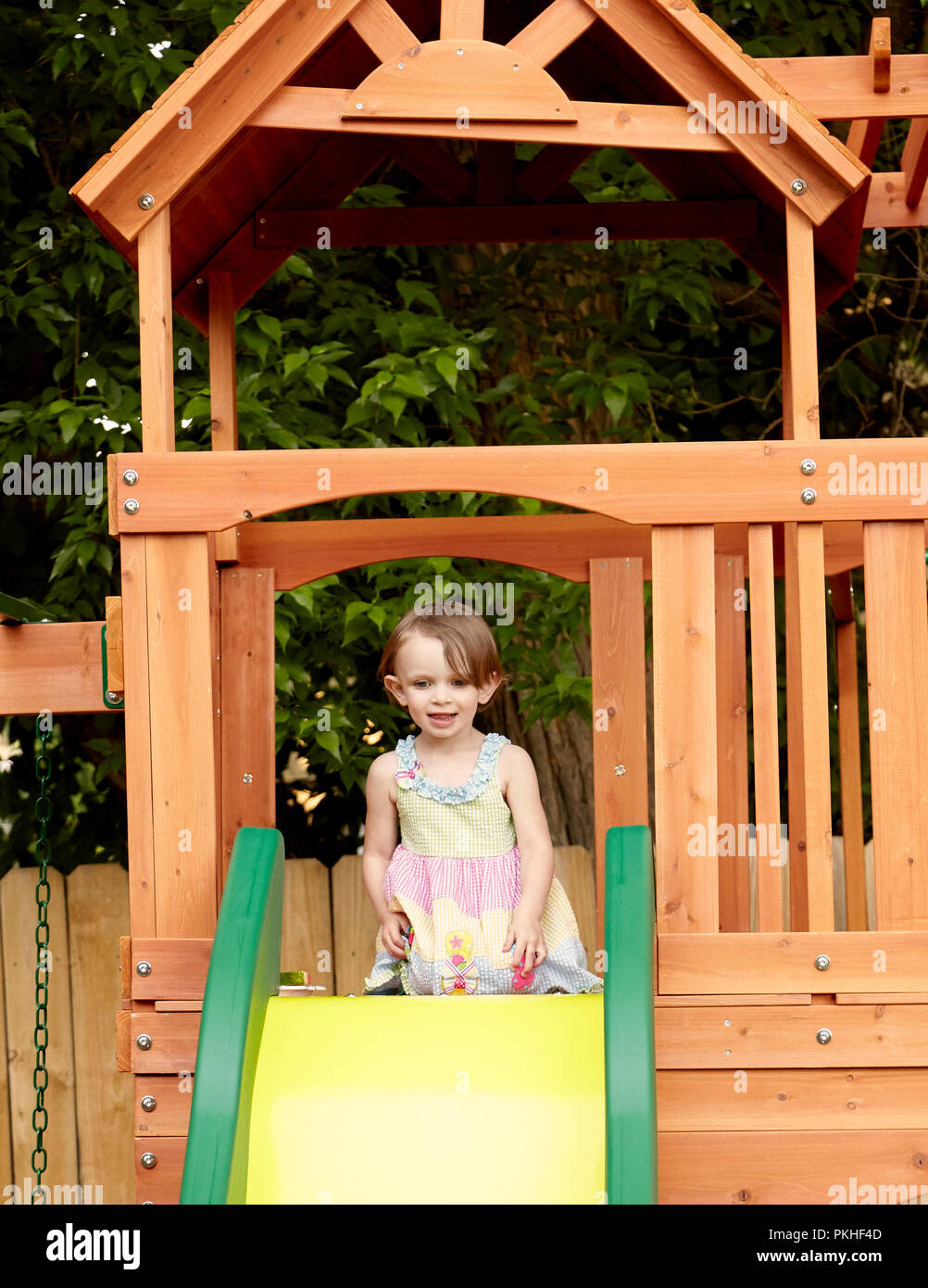 Bambina giocando e facendo facce buffe Foto Stock