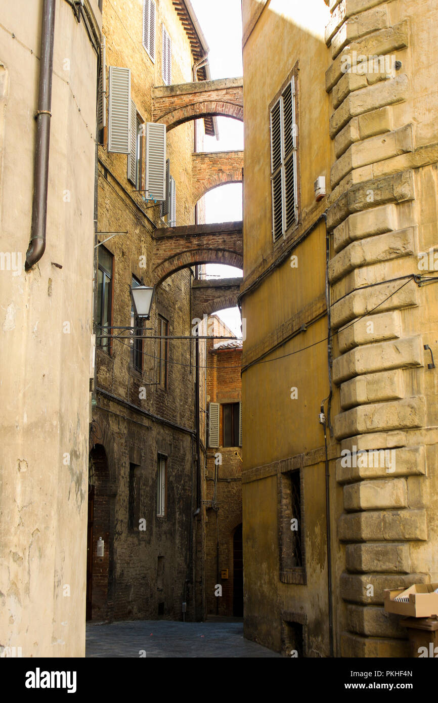 Stradina del centro storico di Siena, Toscana, Italia Foto Stock