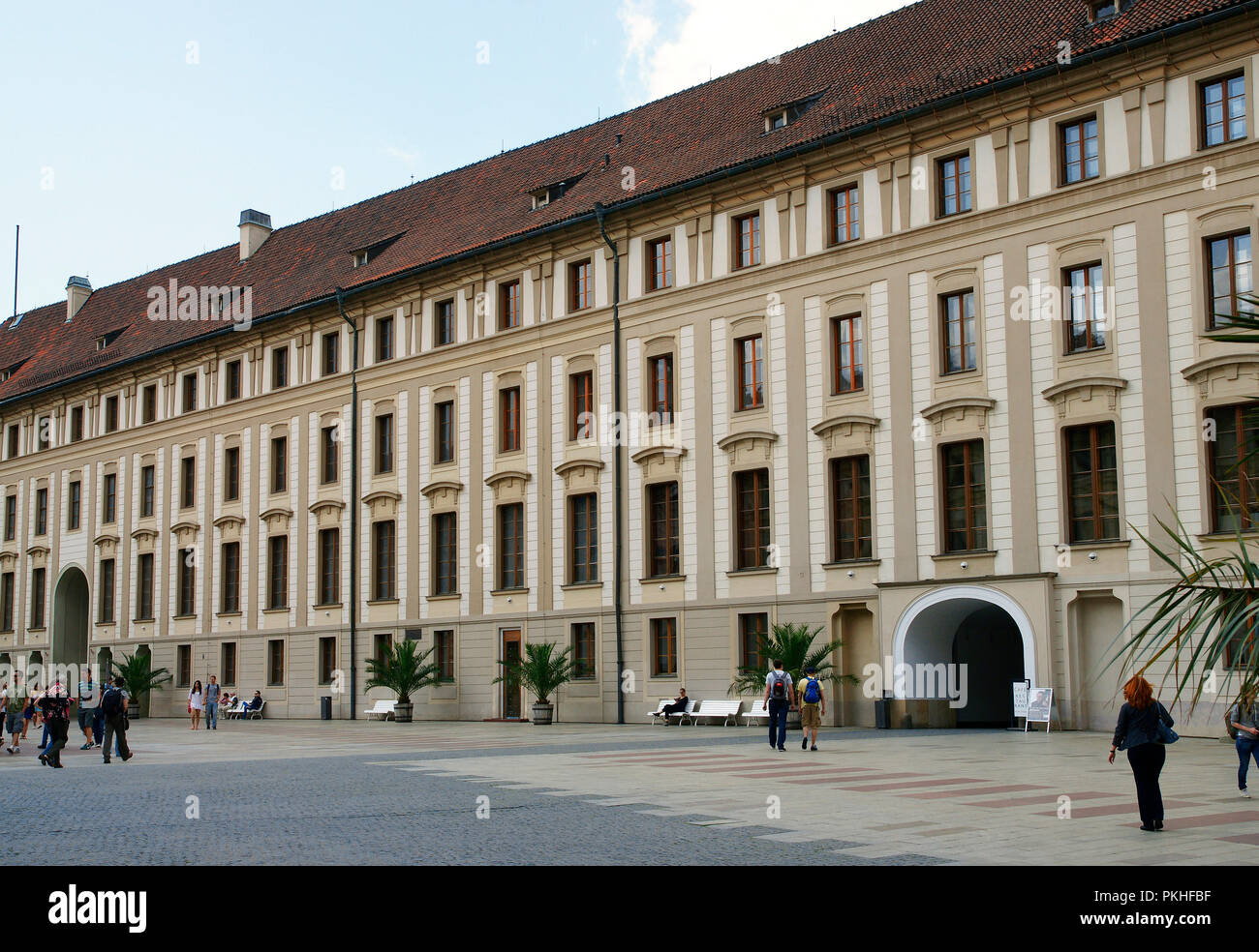 Repubblica ceca. Praga. Castello. Risalente al IX secolo e completata nel 1929. Il nuovo palazzo fu costruito alla fine del XVIII secolo da thr architetto Nicola Pacassi. Vista del primo cortile. Foto Stock