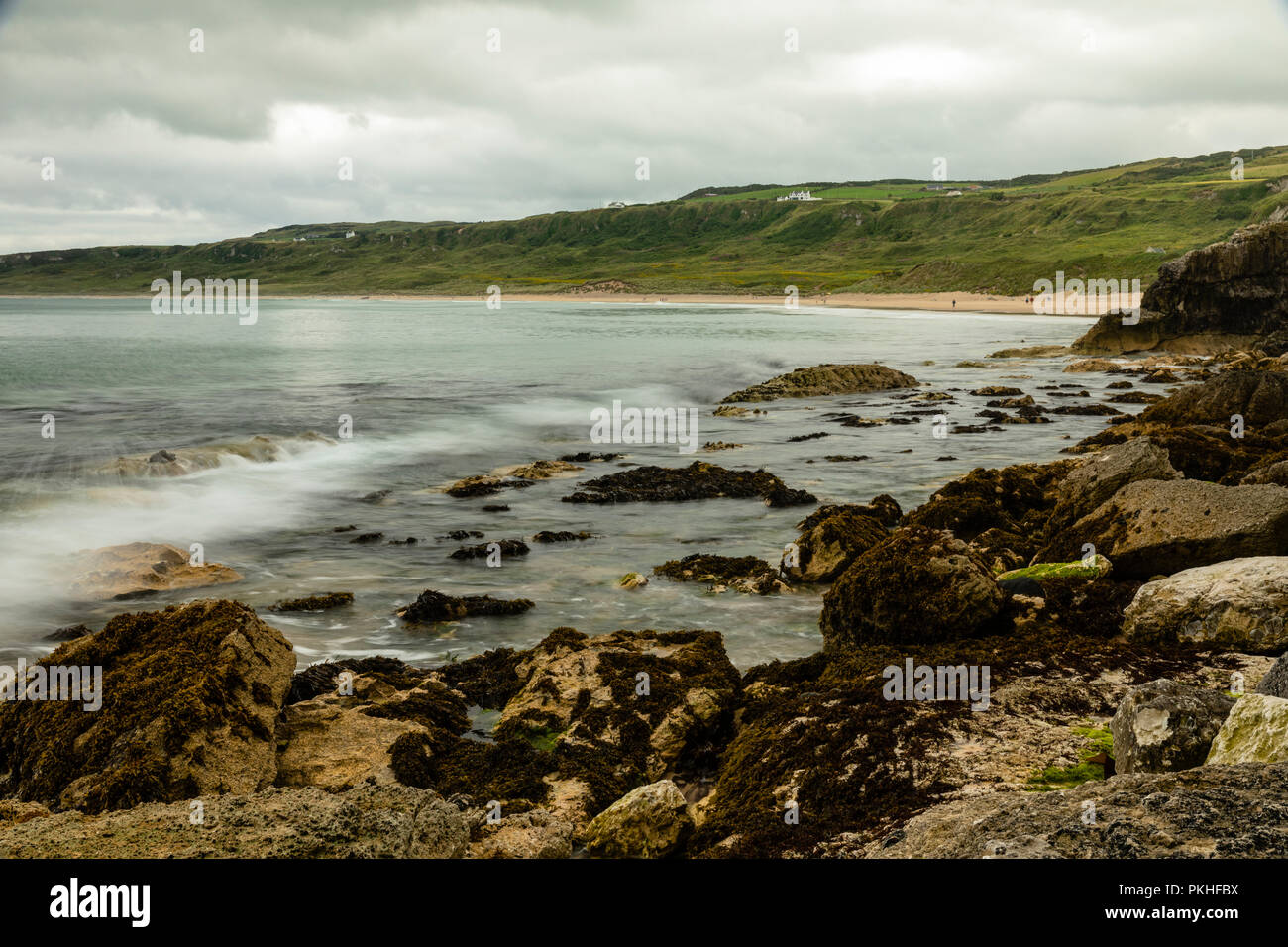 Paesaggio con esposizione lunga di costa guardando attraverso White Park Bay, Irlanda del Nord Foto Stock
