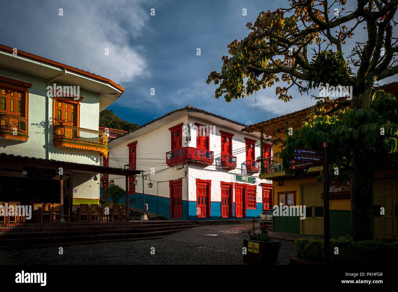 Dipinto luminosamente case coloniali sono viste sulla piazza principale durante il Sunrise in Jericó, un villaggio nella regione di caffè (Zona cafetera) della Colombia, Foto Stock