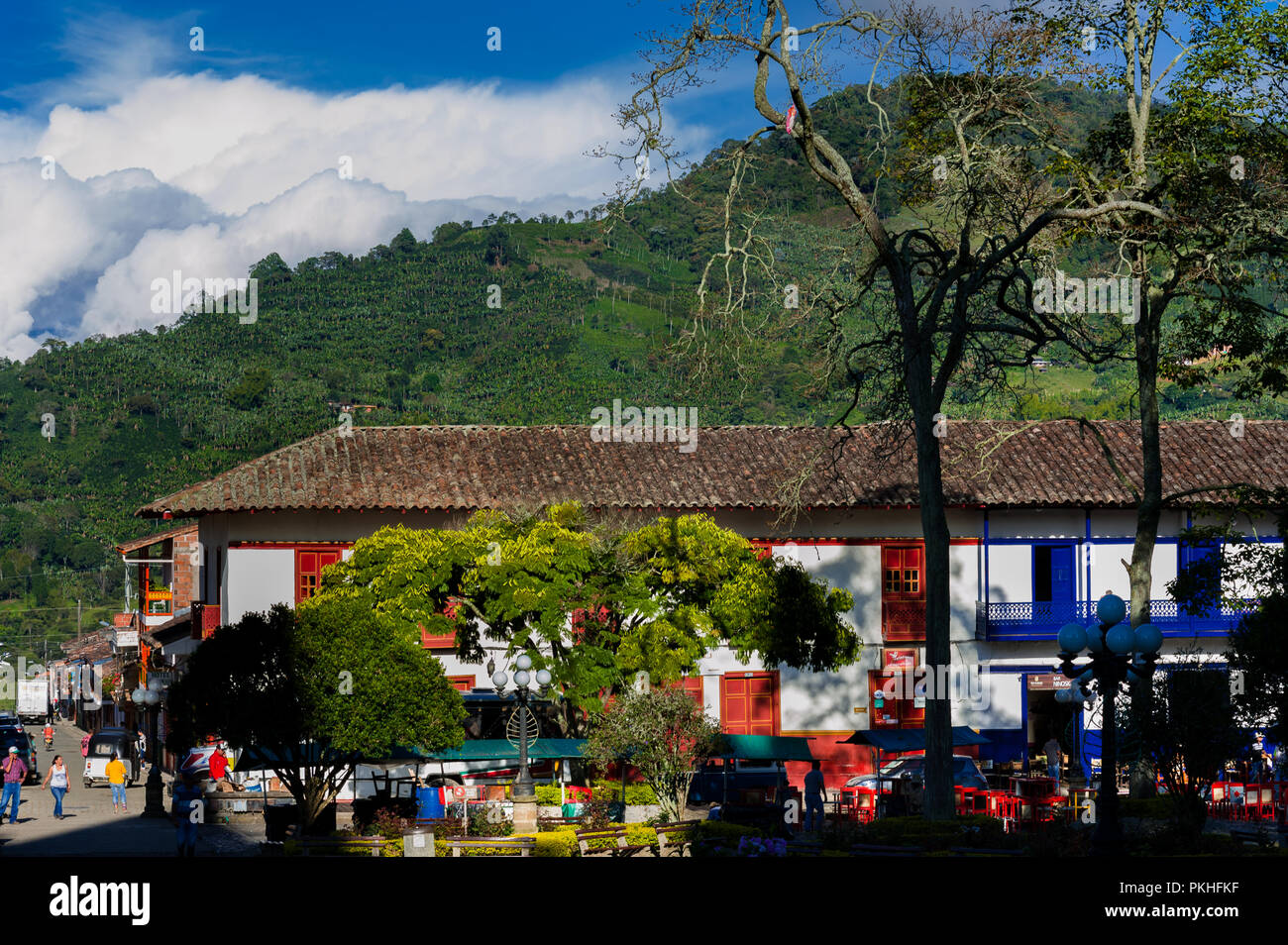 Dipinto luminosamente case coloniali sono viste sulla piazza principale di Jardín, un villaggio nella regione di caffè (Zona cafetera) della Colombia, 30 novembre 2016. Foto Stock