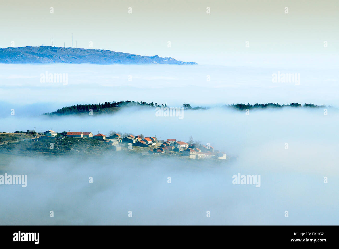 Il piccolo villaggio di Atilhó, in un giorno di nebbia nella regione di Barroso. Trás-os-Montes, Portogallo Foto Stock