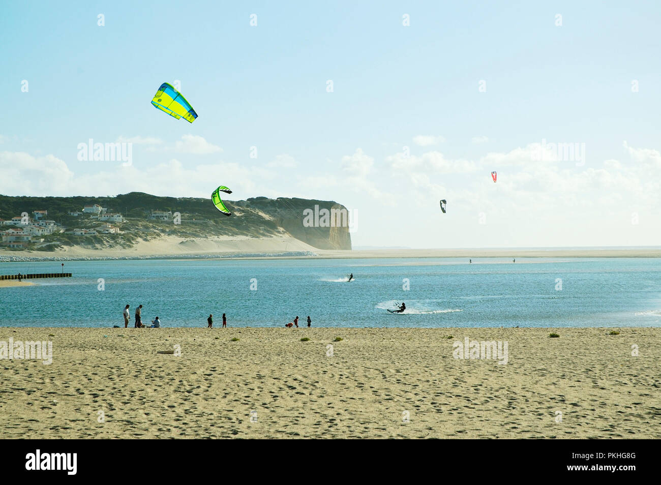Il kite surf a Foz do Arelho beach. Caldas da Rainha, Portogallo Foto Stock