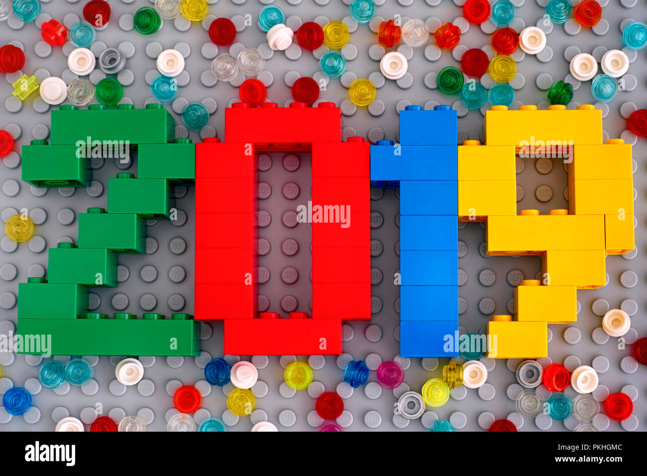 Tambov, Federazione Russa - 02 Settembre 2018 Numero 2018 realizzato con i mattoncini Lego sulla piastra di base grigia con sparsi intorno mattoni 1x1. Studio shot. Foto Stock