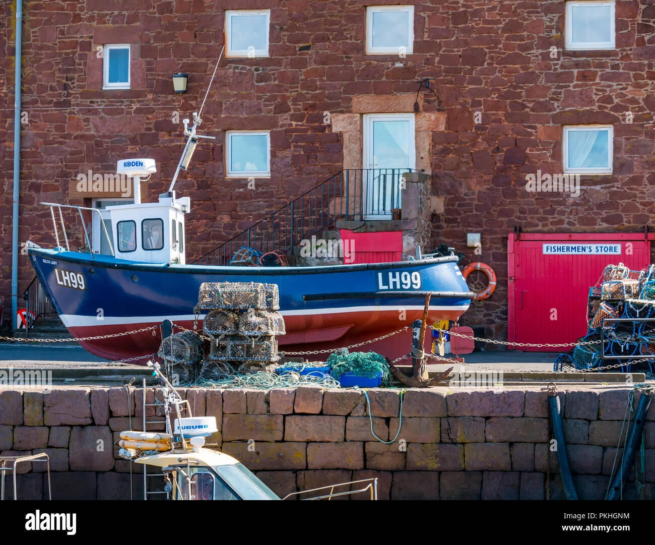 Barca da pesca e aragosta pentole sul Quayside, North Berwick Harbour, East Lothian, Scozia, Regno Unito Foto Stock