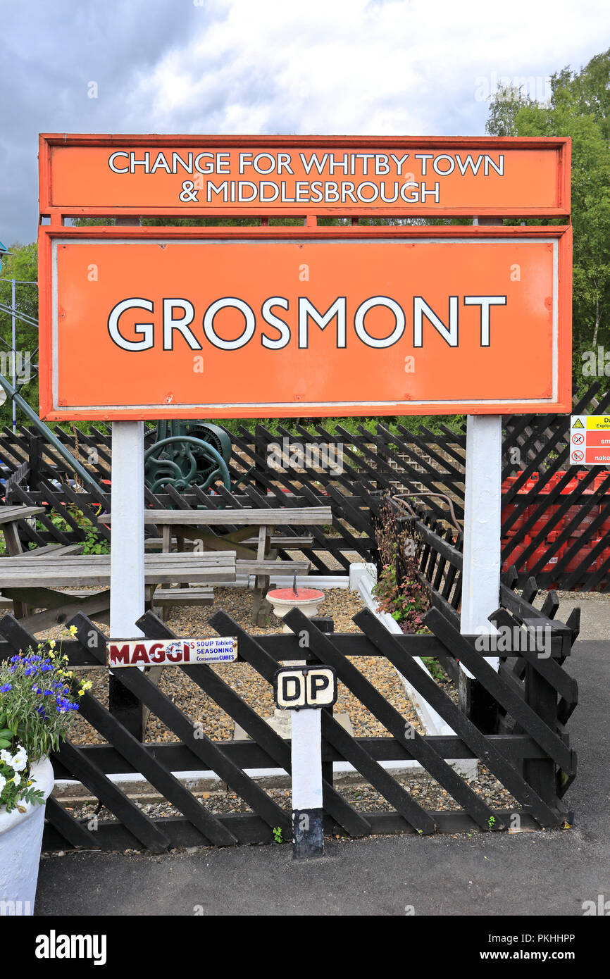 Grosmont piattaforma ferroviaria segno sulla North York Moors Railway, Grosmont, North Yorkshire, Inghilterra, Regno Unito. Foto Stock