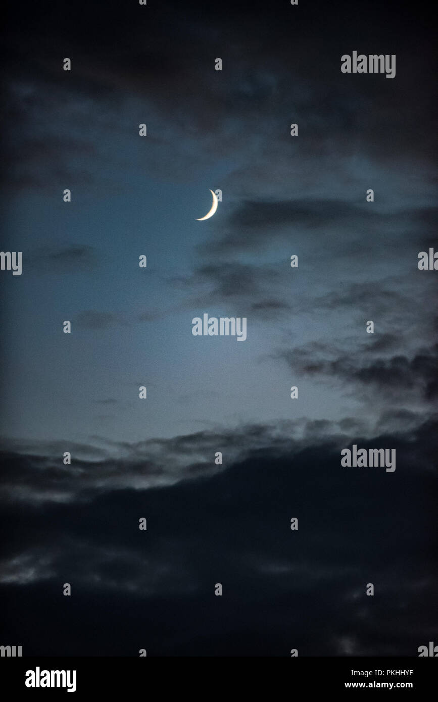 Ore del sorgere al tramonto e luna calante Foto Stock