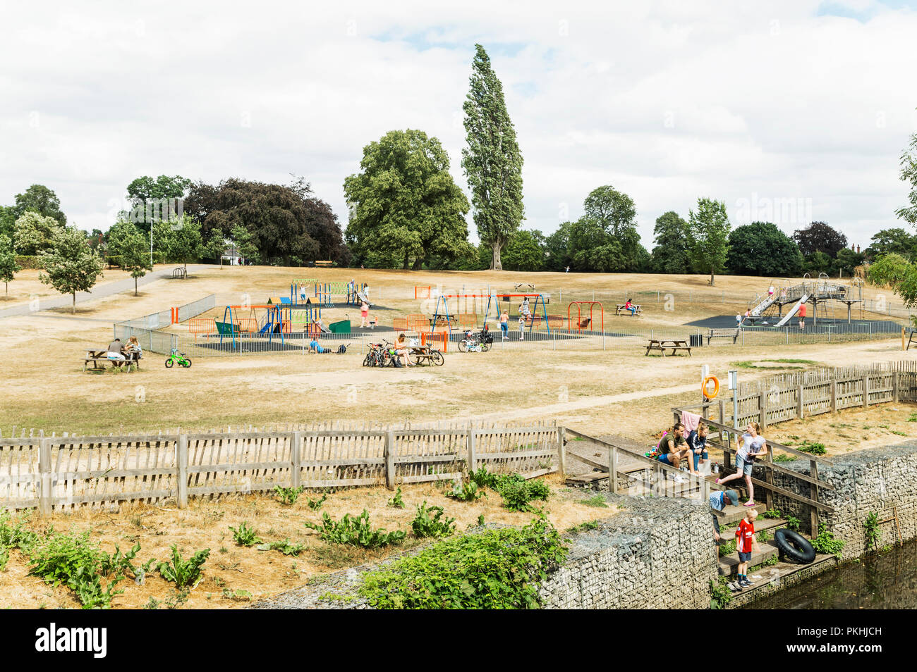 Chelmsford Essex, Regno Unito - 28 Luglio 2018: famiglie inglesi godendo di bella e soleggiata Sabato, bambini che giocano nel parco giochi e relax presso le rive Foto Stock