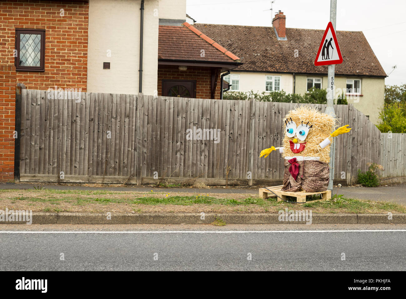 Una cannuccia riempita caricatura figura raffigurante Sponge Bob al tradizionale annuale ad alto Wych Spaventapasseri Festival - Essex, Regno Unito Foto Stock
