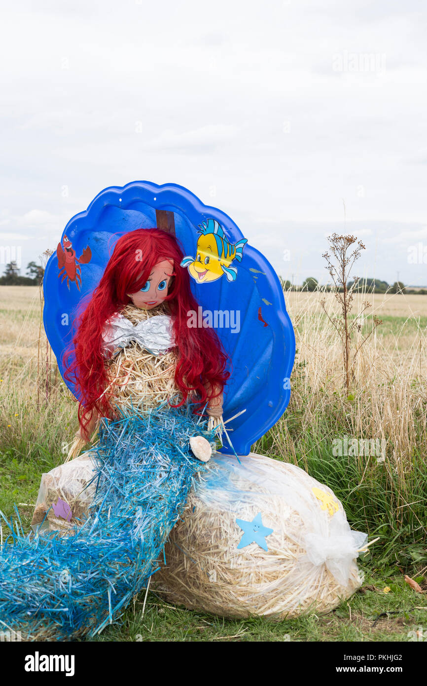 Una cannuccia riempita caricatura figura raffigurante sirenetta al tradizionale annuale ad alto Wych Spaventapasseri Festival - Essex, Regno Unito Foto Stock