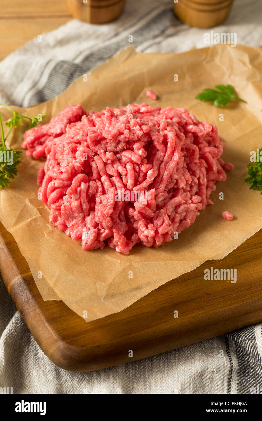 L erba biologica alimentato carne di agnello macinata pronta per cucinare Foto Stock
