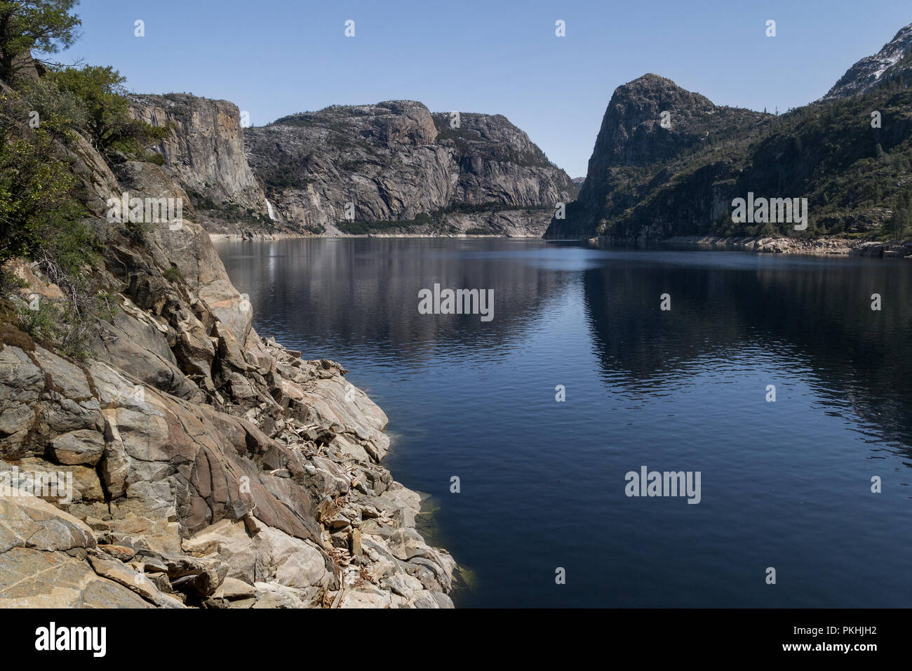 Hetch Hetchy Valley, O'Shaughnessy Dam nel Parco Nazionale di Yosemite, Vista del serbatoio e Kolana Rock, California, USA. Foto Stock