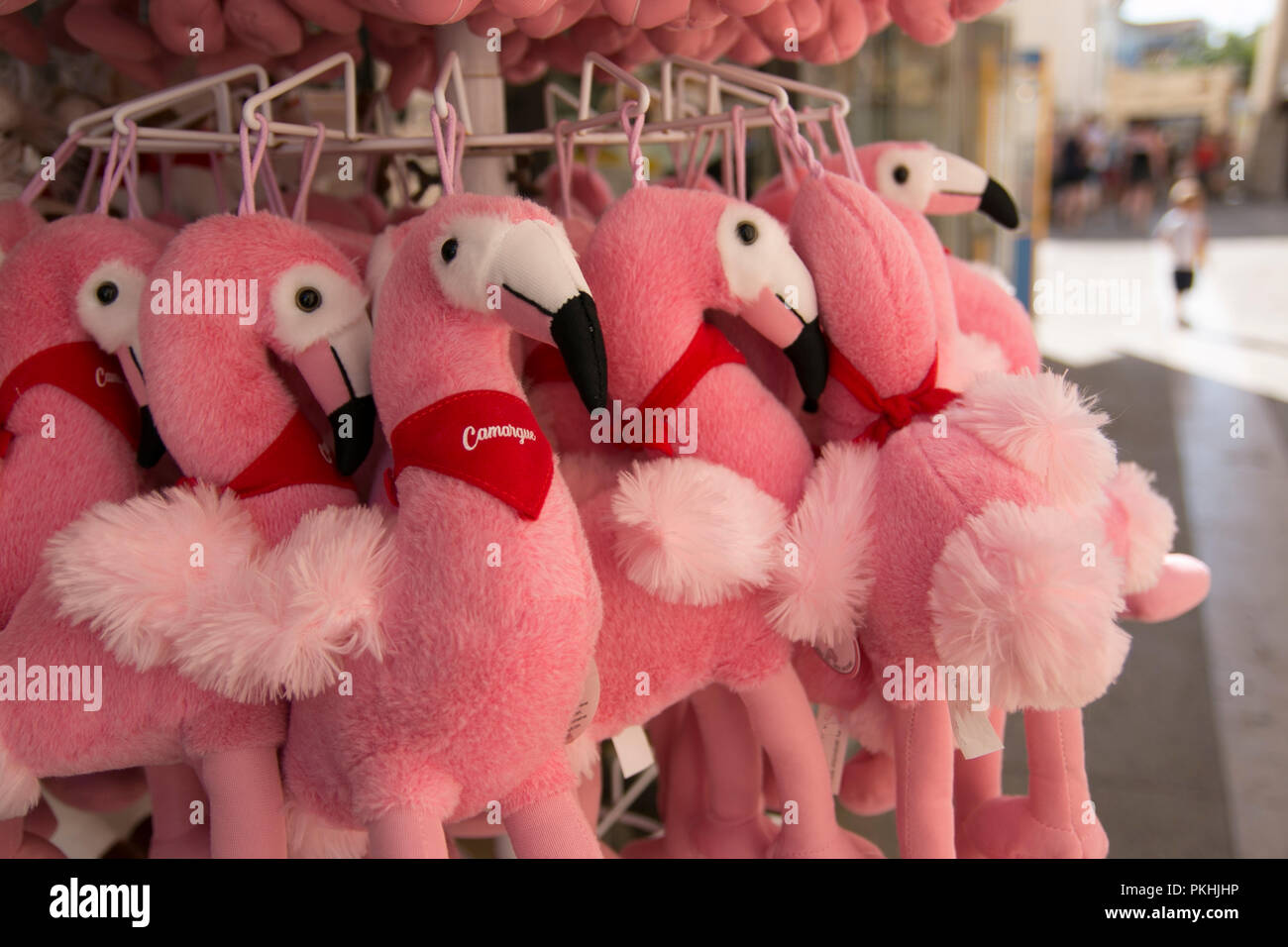 Fenicottero rosa giocattoli di peluche con 'Camargue" scritto sul rosso  foulard, in vendita a saintes marie de la mer, CAMARGUE, Francia. Close up  Foto stock - Alamy