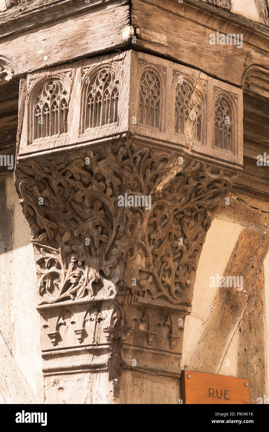Xv secolo angolo intagliato post, Auxerre, Borgogna, in Francia, in Europa Foto Stock