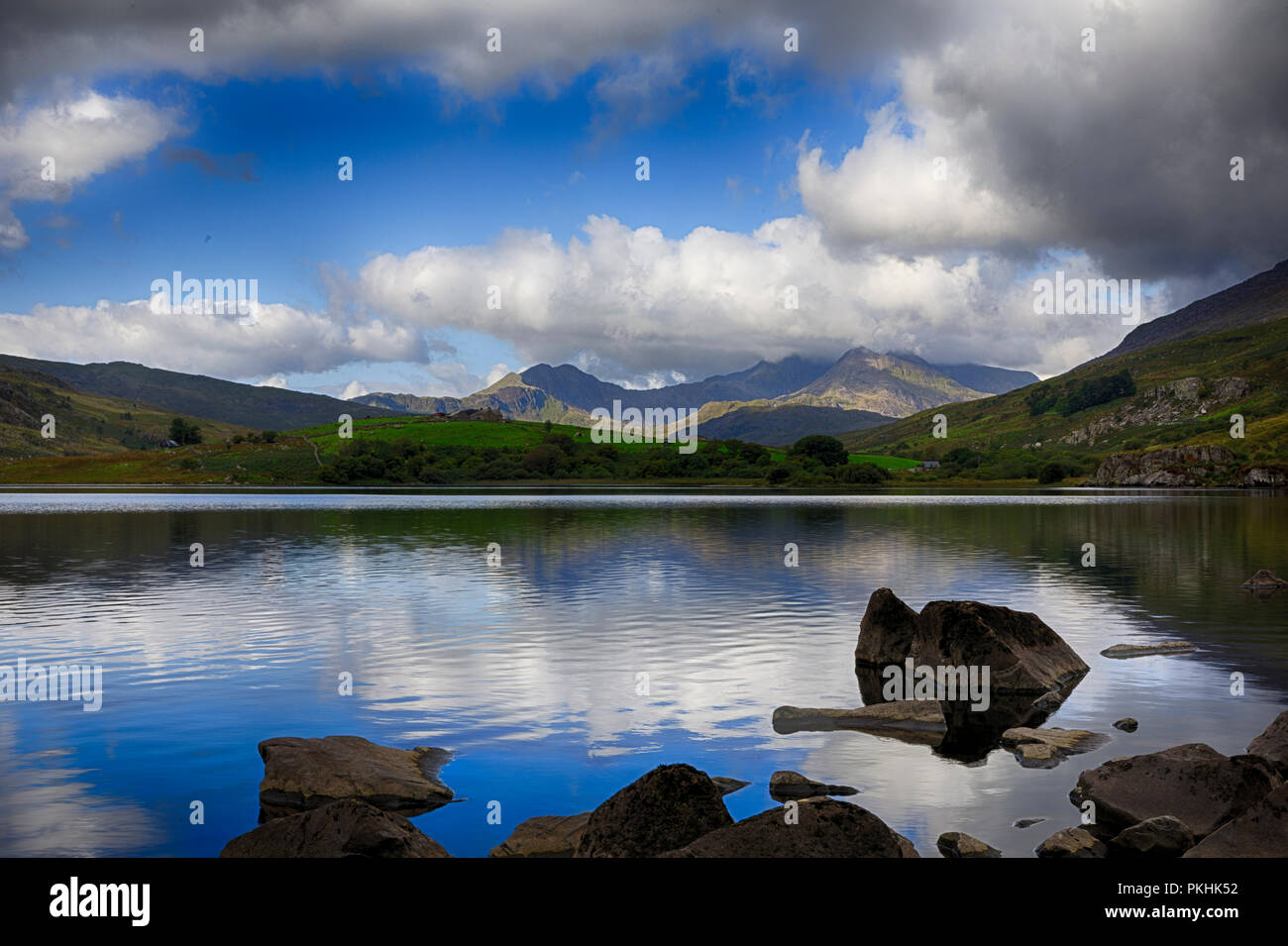 Il vertice di Snowdon contemplati dal cloud computing con il lago Llynnau Mymbyr in primo piano in Snowdonia (Eryri), il Galles (Cymru), UK. Foto Stock
