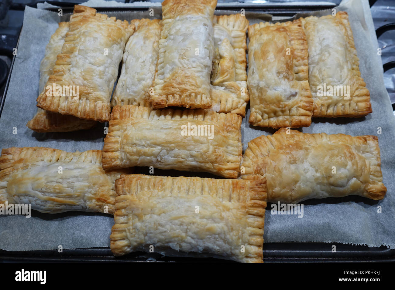 Pane appena sfornato, pasta sfoglia su un vassoio da forno Foto Stock