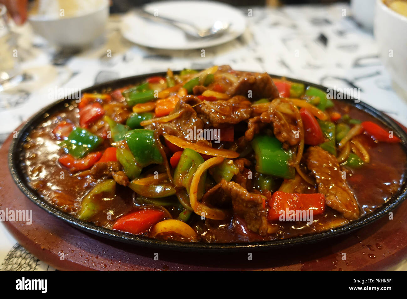 Sizzling piastra calda di carne e verdura Foto Stock