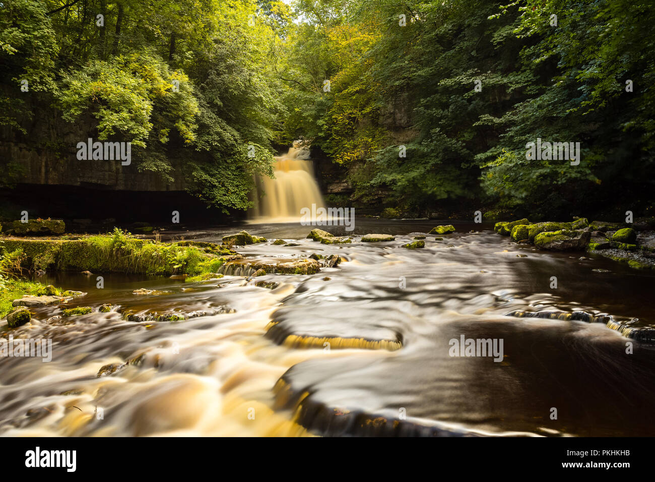 Calderone vigore la cascata nel piccolo e pittoresco villaggio rurale di West Burton nel Yorkshire Dales in Inghilterra, Regno Unito. Orizzontale. Foto Stock