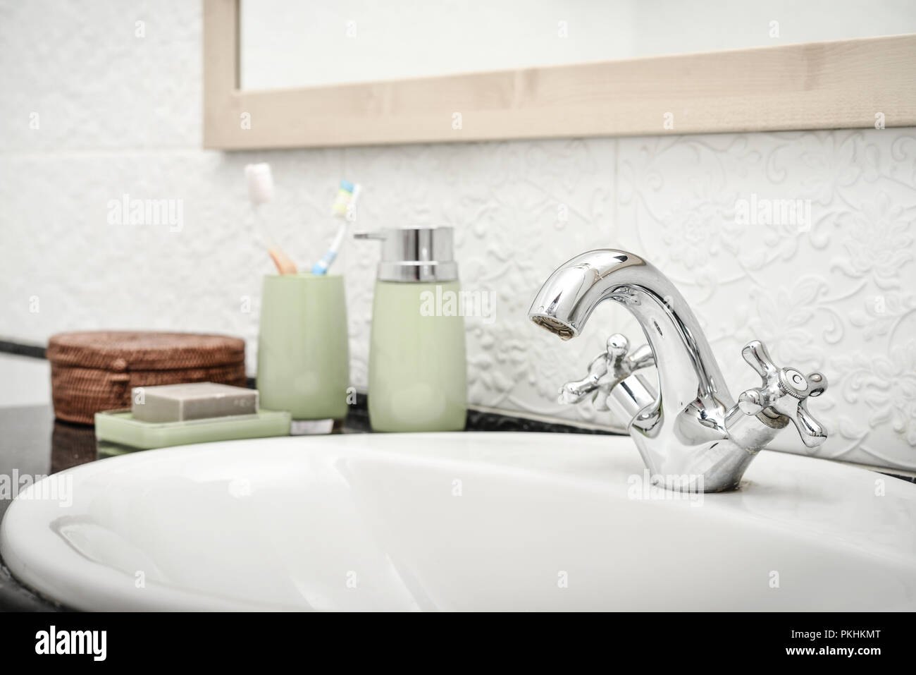 Vintage rubinetto miscelatore in bagno con dosatore per sapone liquido, spazzolini da denti closeup Foto Stock