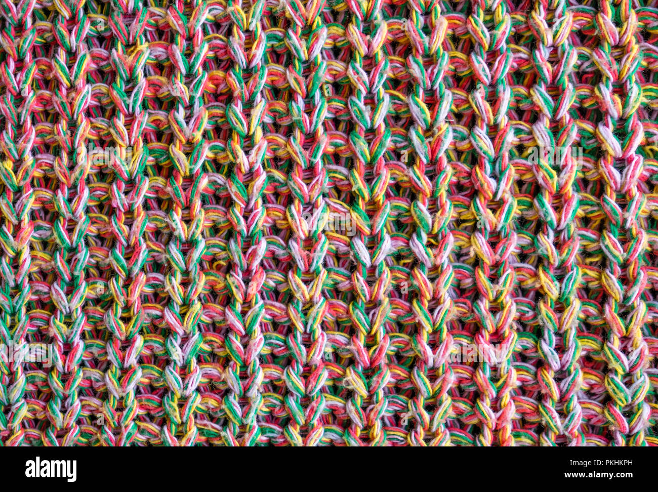 Primo piano di una macchina da maglieria pattern usando multi lana colorata Foto Stock