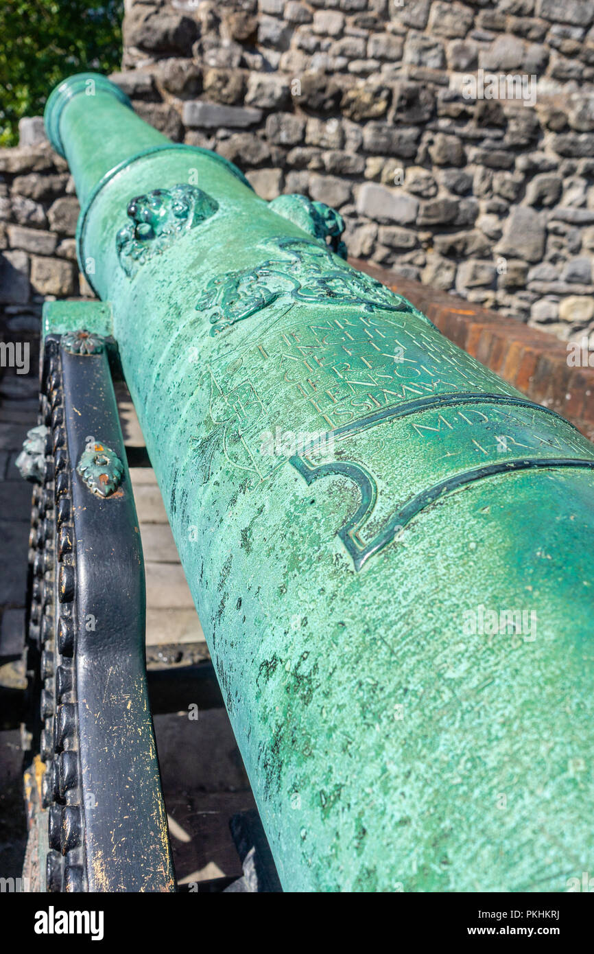 Un vecchio canonico all'interno dei motivi di Tudor House e Giardini museo nella città vecchia di Southampton, England, Regno Unito Foto Stock