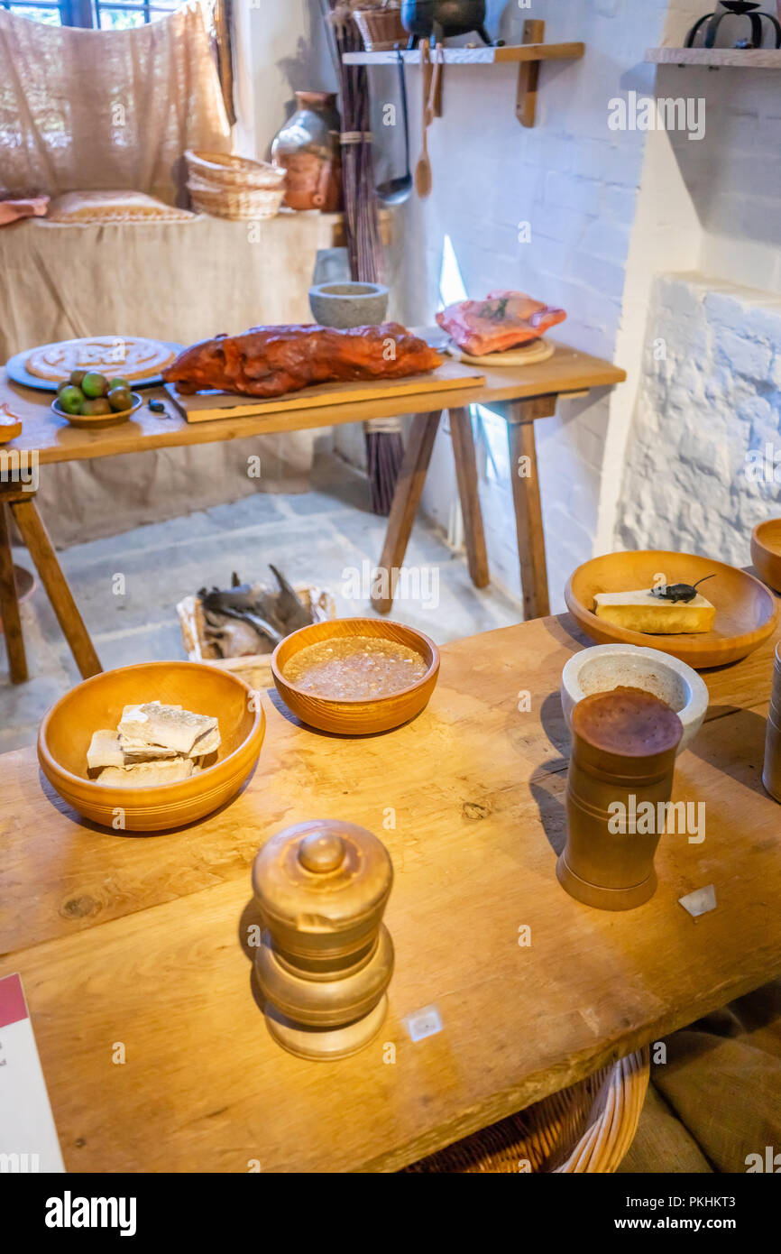 Replica di una storica cucina Tudor in mostra all'interno del museo Tudor House di Southampton, Inghilterra, Regno Unito Foto Stock