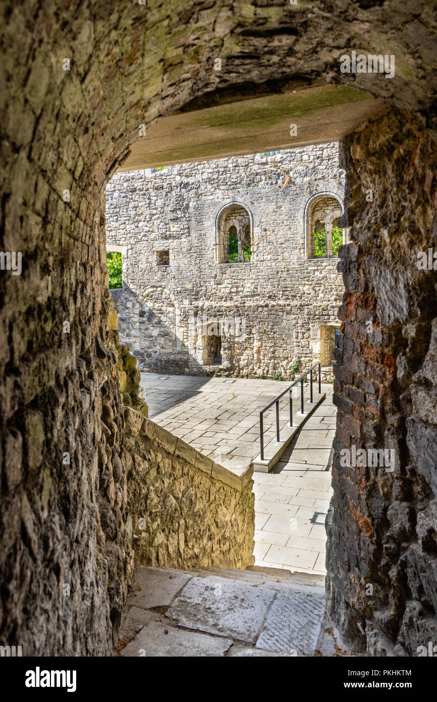 Re John's Palace, una rovina Norman Merchant's House si trova nel centro storico di pareti a Southampton, Città Vecchia, England, Regno Unito Foto Stock