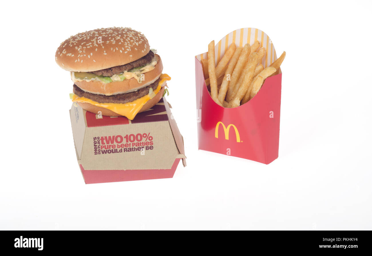 McDonald's Big Mac con 2 tutte le polpette di carne, salsa speciale, formaggio e Lattuga con semi di sesamo bun lungo con per go box e patatine fritte Foto Stock