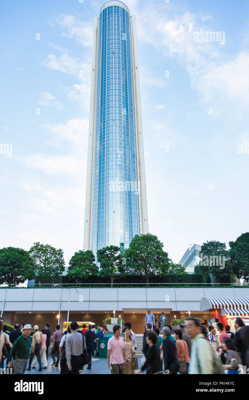 TOKYO-SEPT 17, 2009: la più prominente edificio in Tokyo Dome City, il grattacielo modernista nella forma di un cilindro di torreggianti è drammatica. Foto Stock