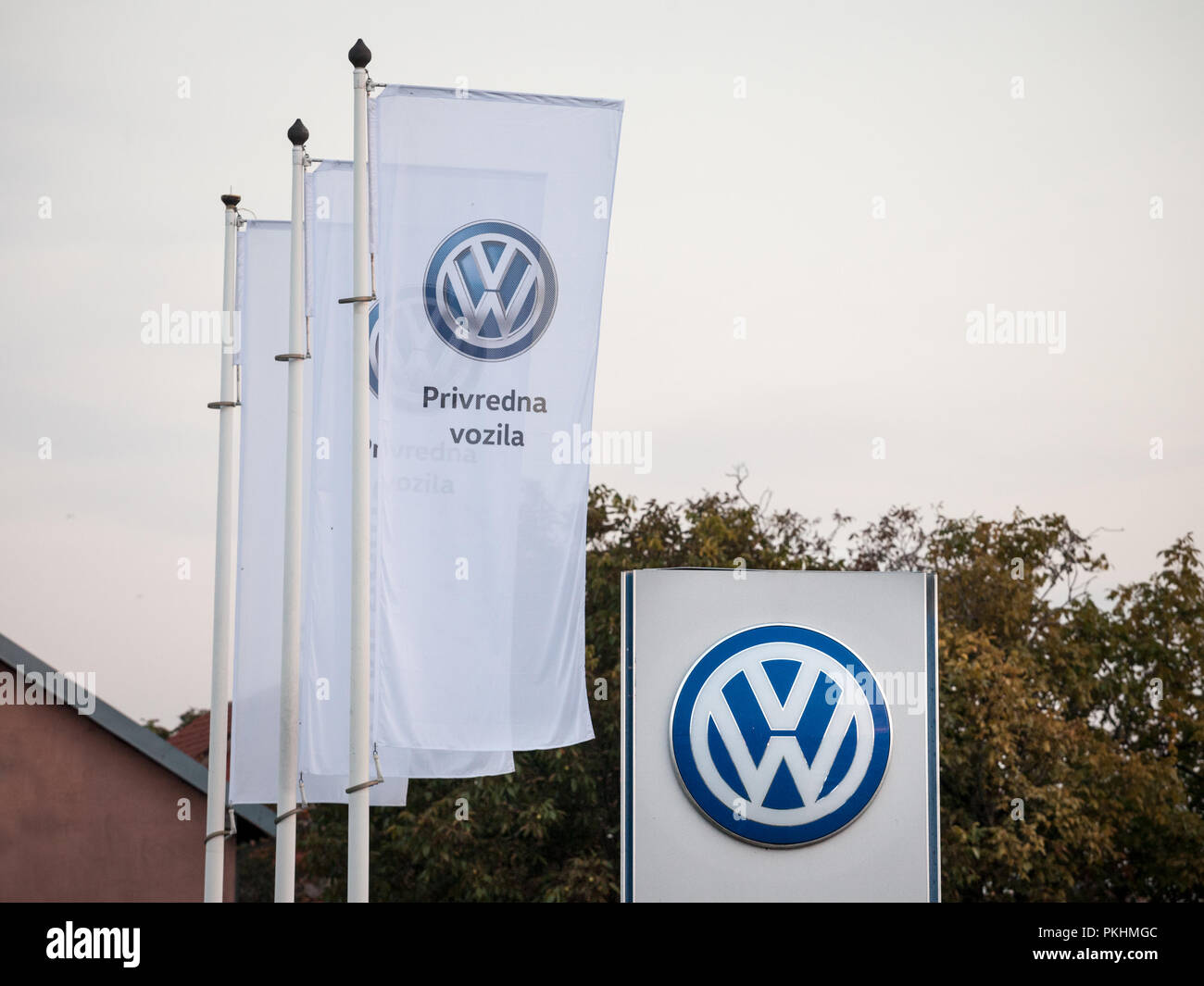 Belgrado, Serbia - 13 settembre 2018: Volkswagen logo sul loro concessionaria principale negozio di Belgrado. Volkswagen è una vettura tedesca e costruttore automobilistico Foto Stock