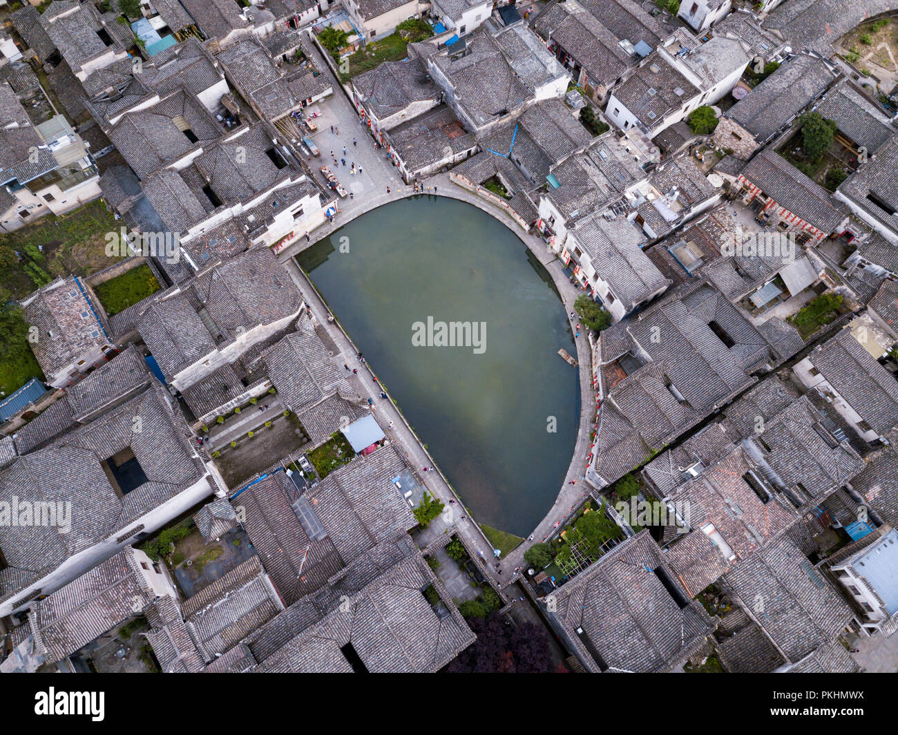 Veduta aerea del Lago Crescent e della sua casa circostante al Villaggio Hongcun in Huangshan, provincia di Anhui Foto Stock