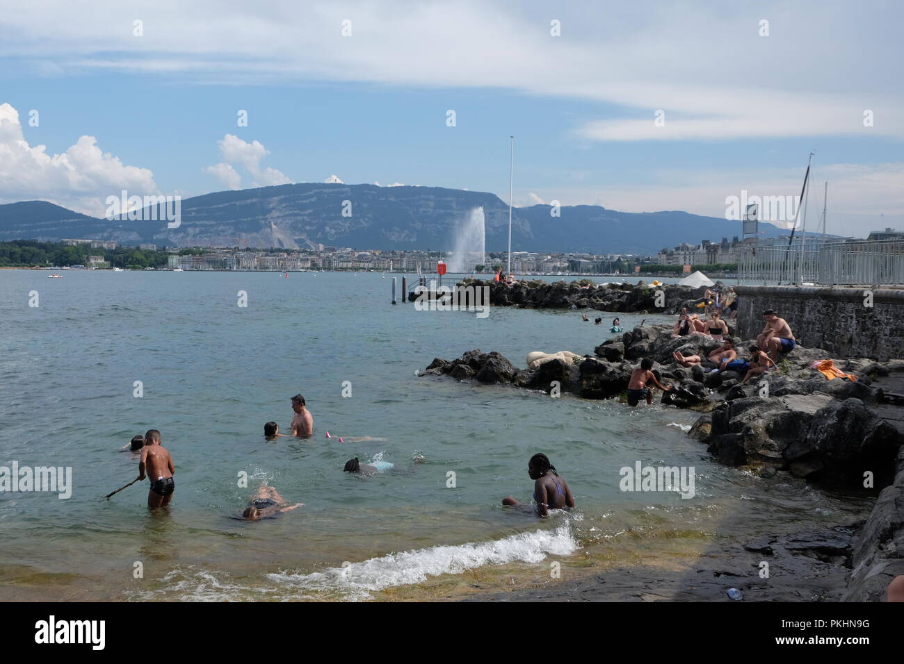 Nuotatori godendo di un estate nuotare nel lago di Ginevra, Svizzera Foto Stock